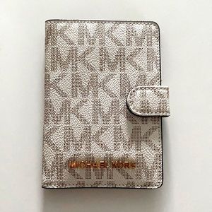 NEW without tags Michael Kors Passport Wallet